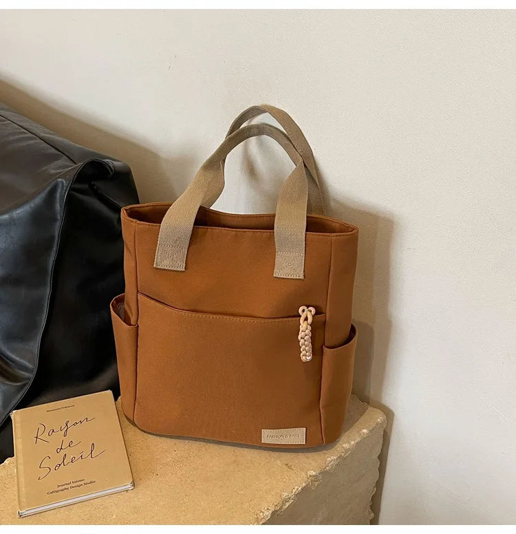 Sac cabas étanche en toile orange — posé sur meuble
