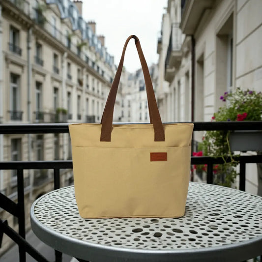 Sac cabas en toile naturelle posé sur table à Paris — histoire du tote bag