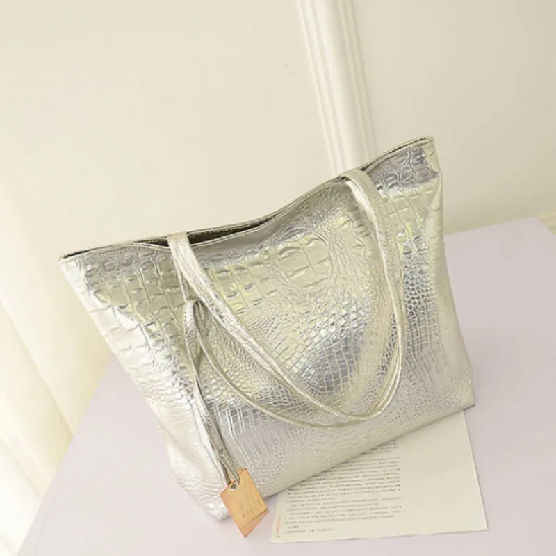 Sac cabas brillant crocodile — détail fermeture et anses