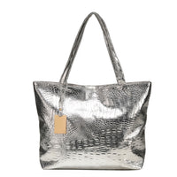 Sac cabas brillant crocodile — zoom détail matière
