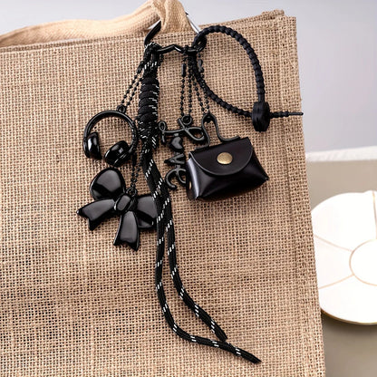 Bijou de sac noir — posé sur meuble en situation