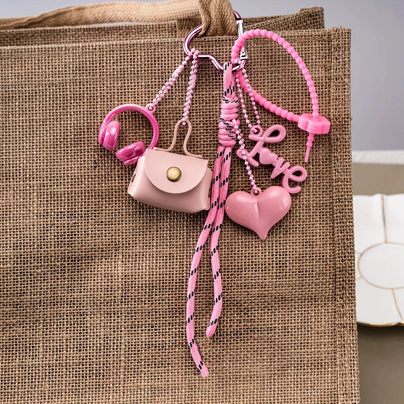 Bijou de sac rose — posé sur meuble en situation