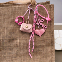 Bijou de sac rose — posé sur meuble en situation