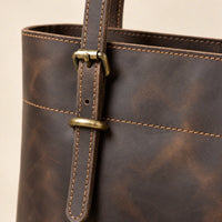 Sac cabas cuir ciré femme café, détail de la boucle