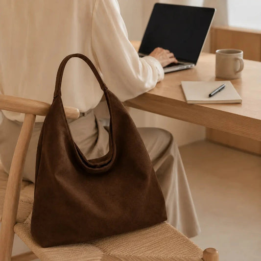 grand sac cabas vintage posé sur une chaise de bureau