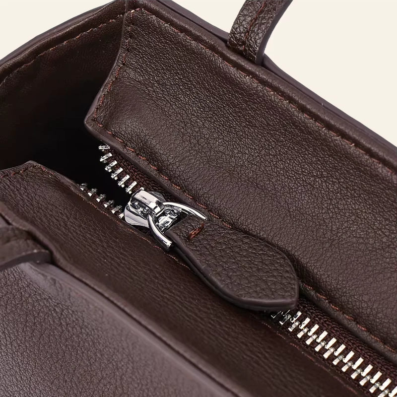 Mini sac cabas cuir grainé femme café, détail de la fermeture zippée