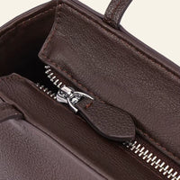 Mini sac cabas cuir grainé femme café, détail de la fermeture zippée