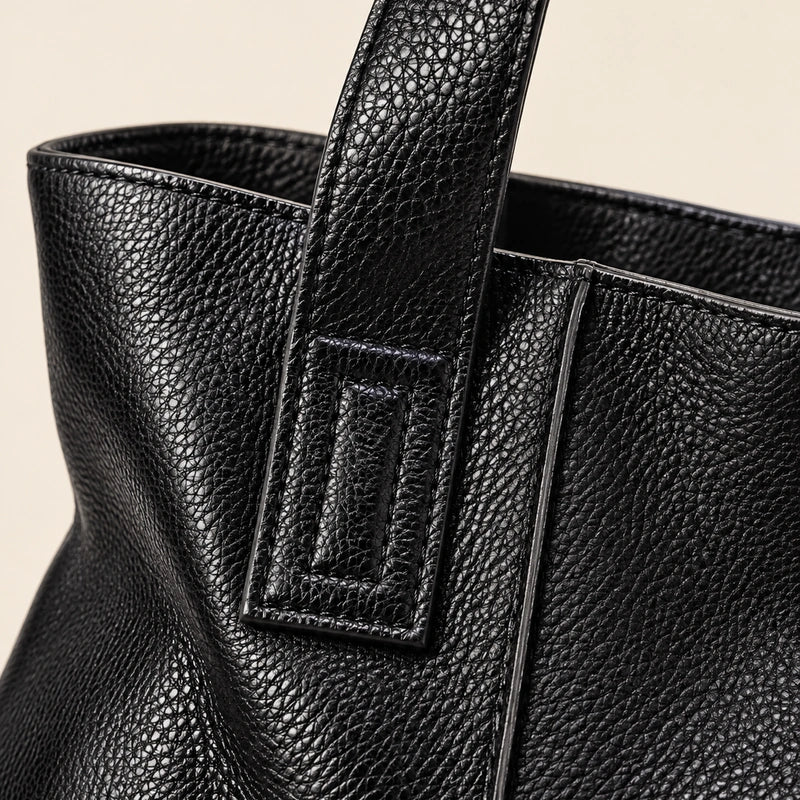 Sac cabas cuir grand format femme noir, détail de l'attache de poignée