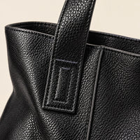 Sac cabas cuir grand format femme noir, détail de l'attache de poignée