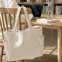 sac cabas velours scolaire accroché à une chaise de bibliothèque