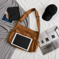 Sac cabas bandouliere marron vue du dessus surn un lit 