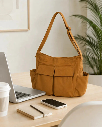 Sac cabas bandouliere marron sur bureau