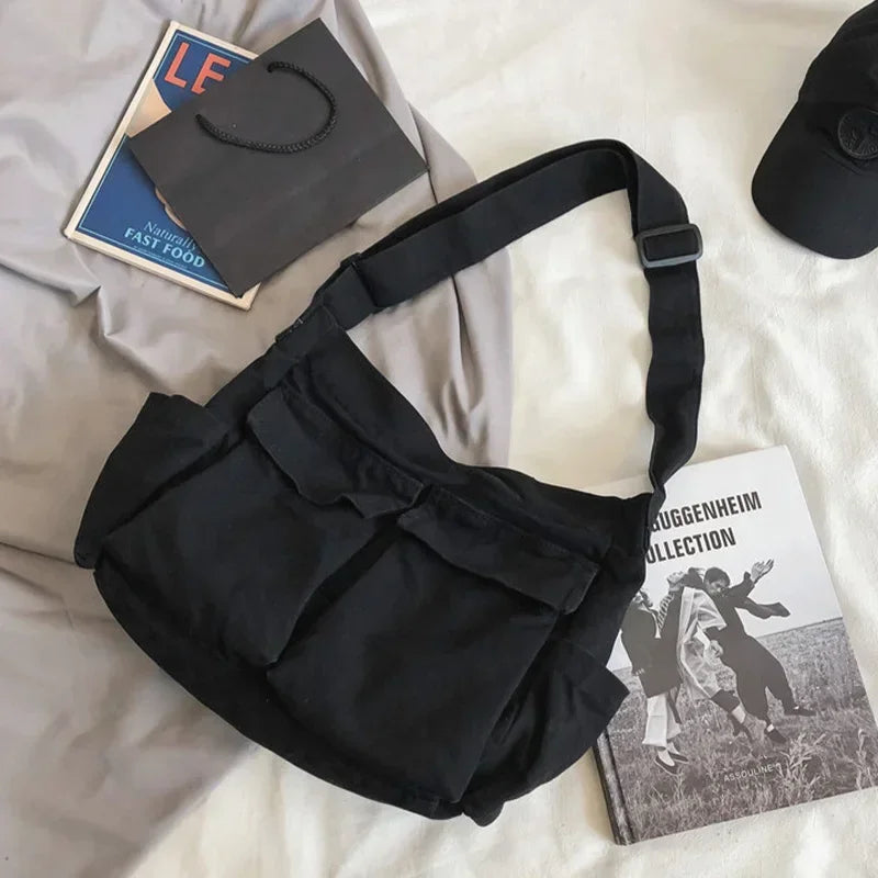 sac noir posé sur un lit