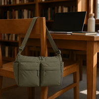 sac cabas bandouliere nylin vert accroché à une chaise bibliothèque