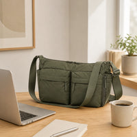 sac cabas bandouliere en nylon vert sur bureau