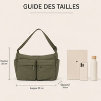 sac cabas bandouliere nylin sur fond blanc comparé à taille cahier, iphone et gourde