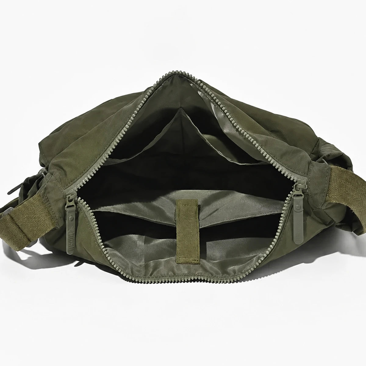 sac cabas bandouliere nylon vert intérieur sur fond blanc