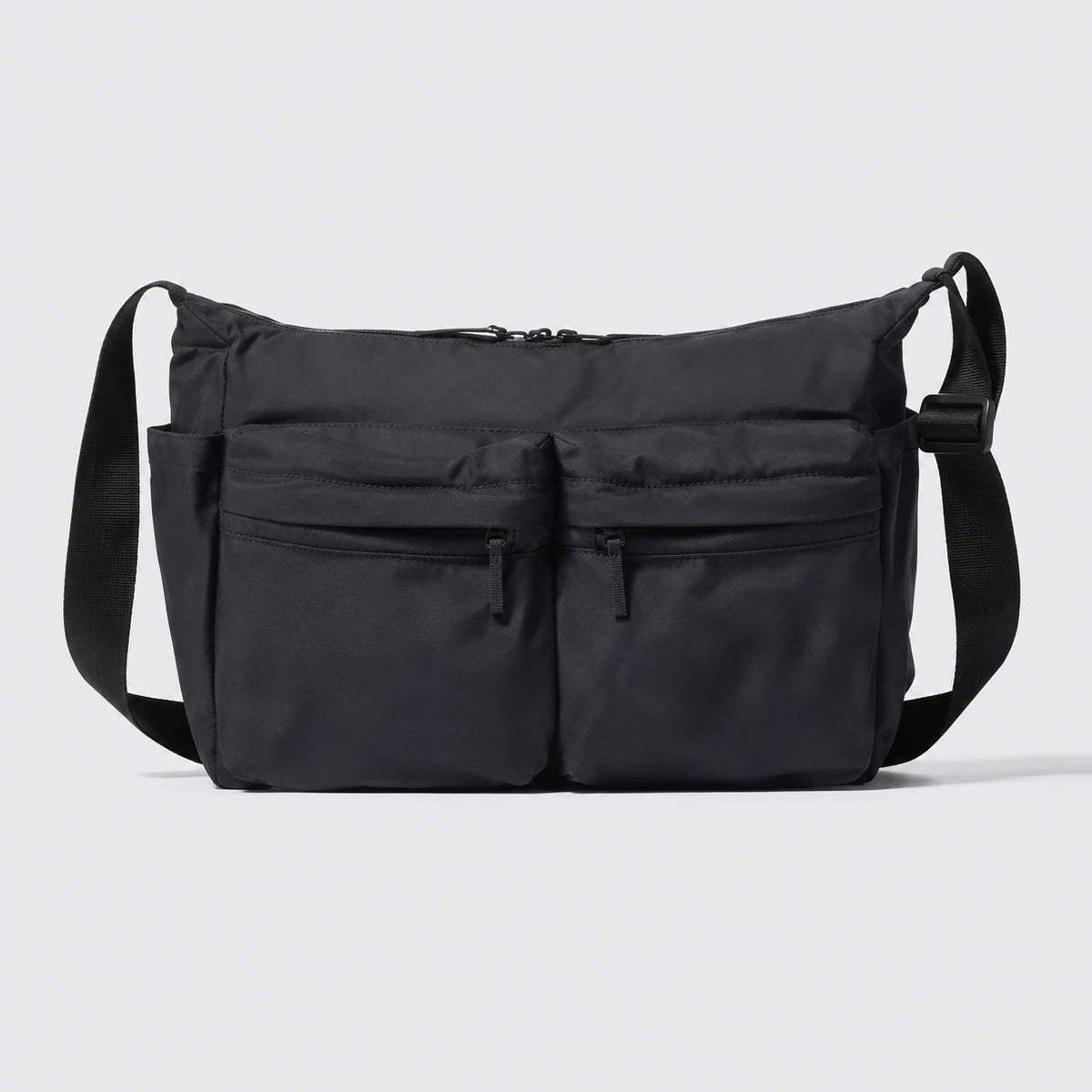 sac cabas bandouliere nylon noir sur fond blanc