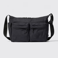 sac cabas bandouliere nylon noir sur fond blanc