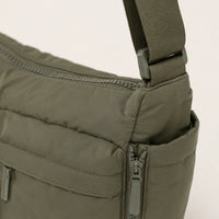 zoom sur les détails du sac cabas bandouliere nylon vert