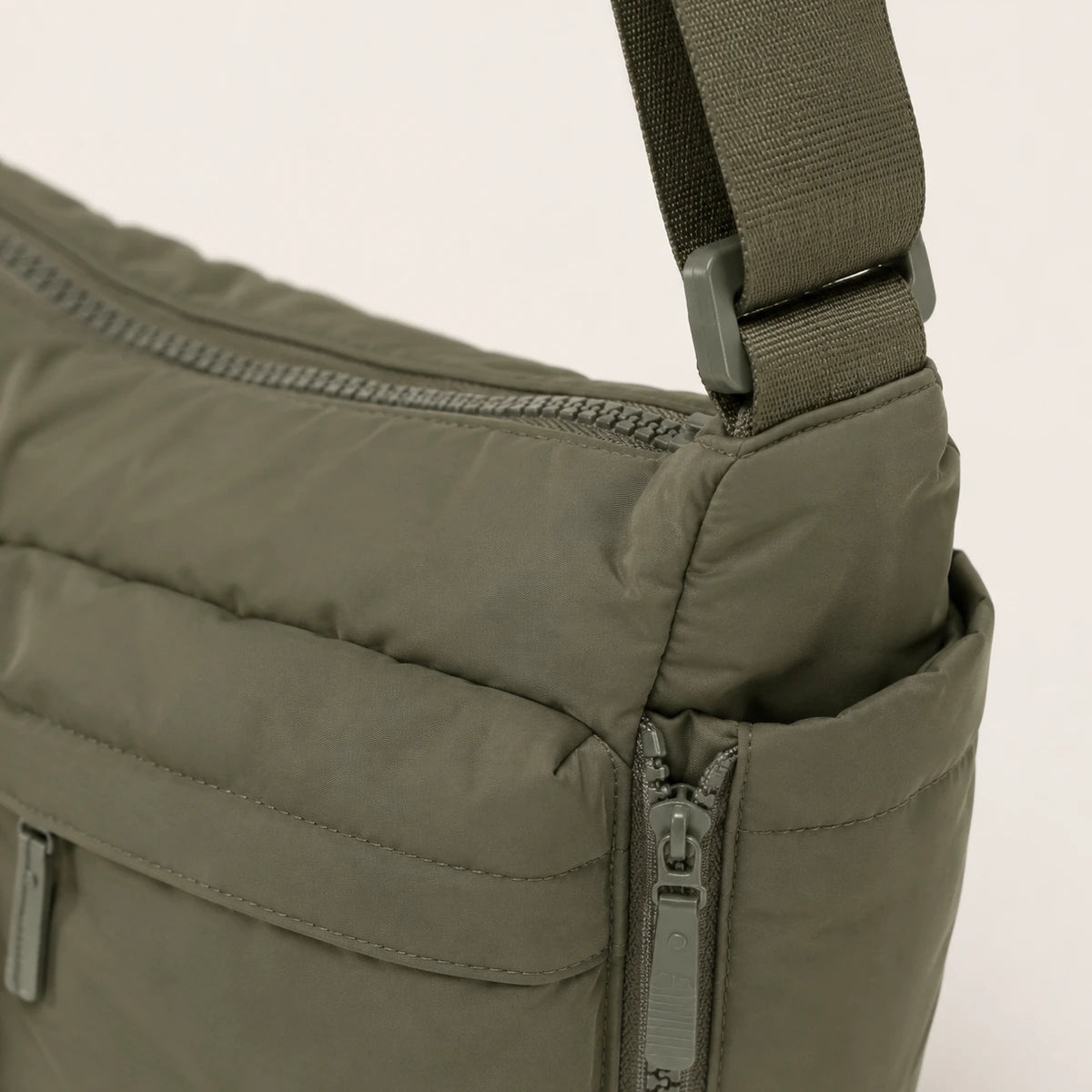 zoom sur les détails du sac cabas bandouliere nylon vert
