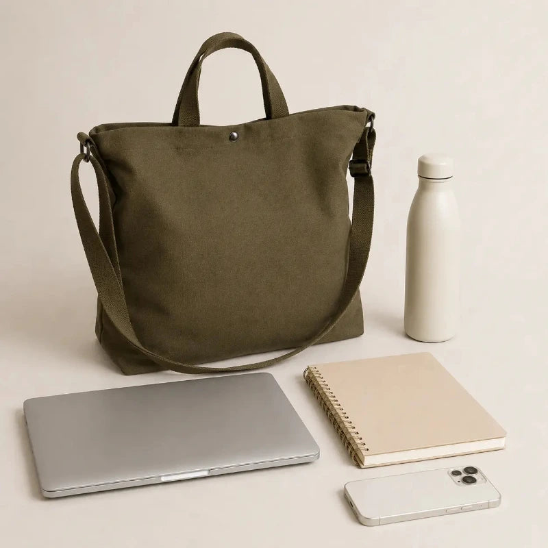 sac cabas de dos posé avec des objets