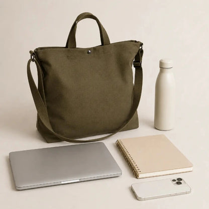 sac cabas de dos posé avec des objets