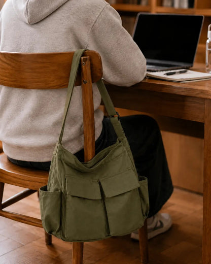 Sac cabas bandouliere vert accroché à une chaise de bibliothèque 