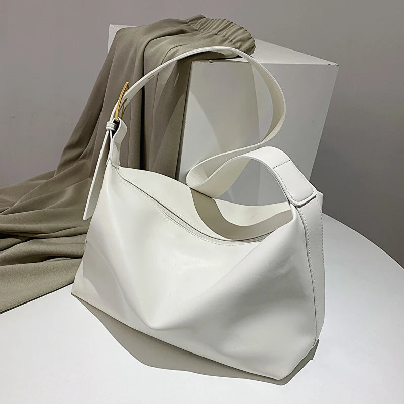 sac blanc posé sur meuble