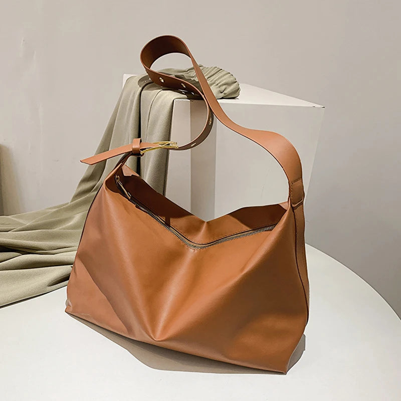 sac marron posé sur meuble