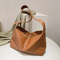 sac marron posé sur meuble
