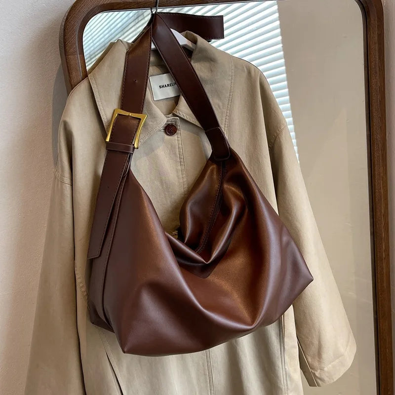 sac marron fonce accroché