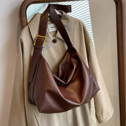 sac marron fonce accroché