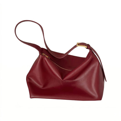 sac rouge sur fond blanc
