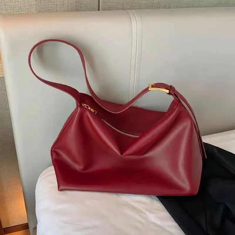 sac rouge posé sur meuble