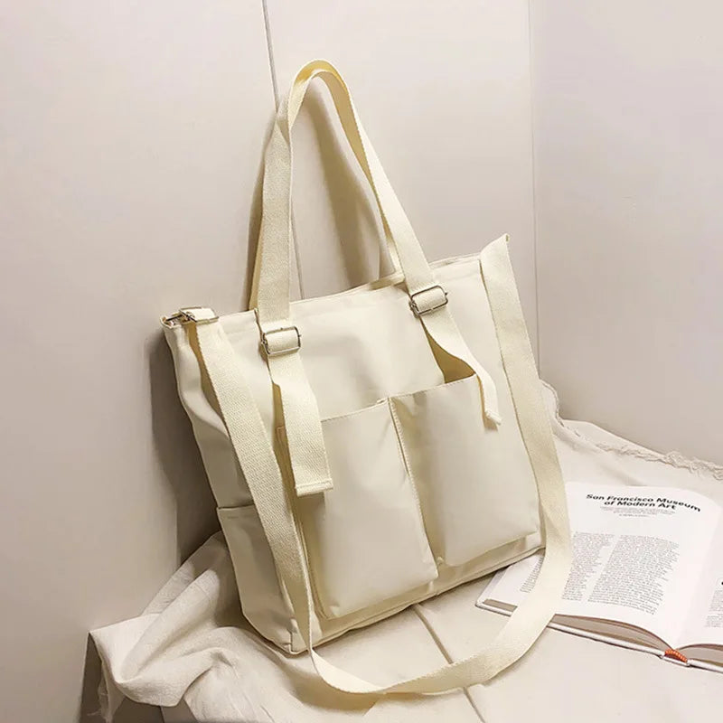 Sac cabas de cours étanche blanc — posé sur meuble