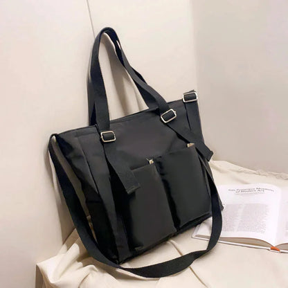 Sac cabas de cours étanche noir — posé sur meuble