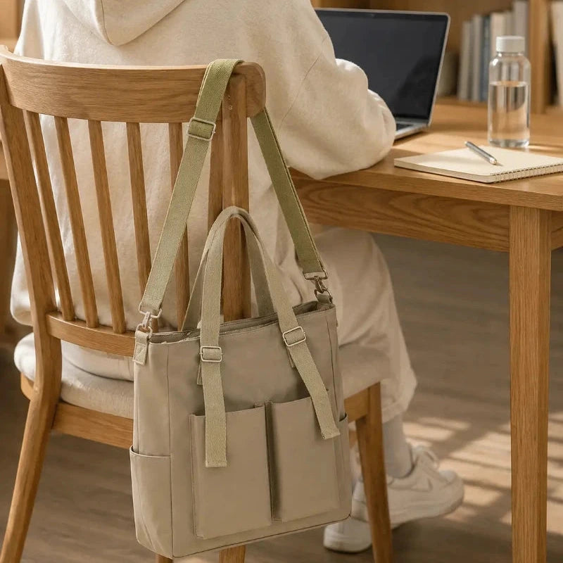 sac vert accroché à une chaise de bibliothèque