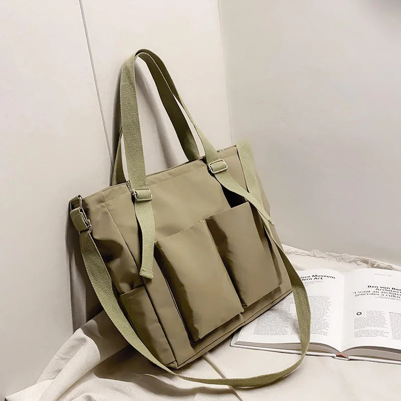 Sac cabas de cours étanche vert — posé sur meuble