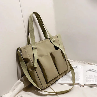 Sac cabas de cours étanche vert — posé sur meuble