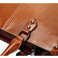 Sac cabas cuir bandoulière femme marron, détail de la fixation de la bandoulière