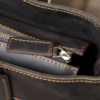 Sac cabas cuir ciré femme café, détail de la fermeture intérieure