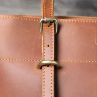 Sac cabas cuir ciré femme marron, détail de la boucle réglable