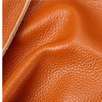 Sac cabas cuir grand format femme, gros plan sur la texture du cuir cognac