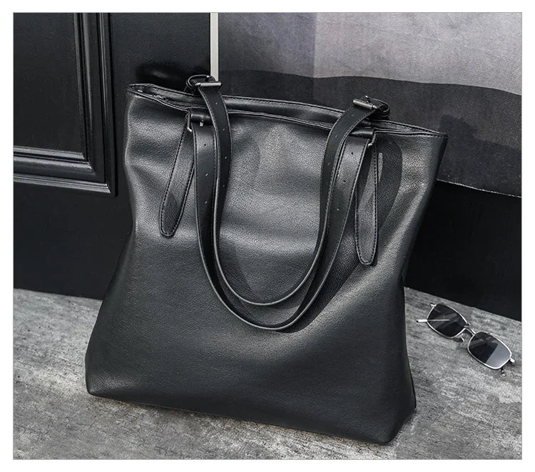Sac cabas pour cours homme cuir PU noir — posé au sol en situation