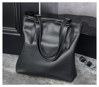 Sac cabas pour cours homme cuir PU noir — posé au sol en situation