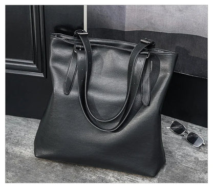 Sac cabas pour cours homme cuir PU noir — posé au sol en situation