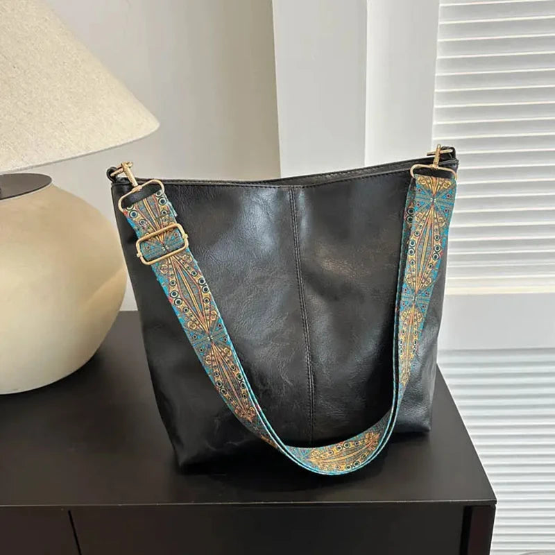 Sac cabas simili-cuir noir — vue de profil en situation