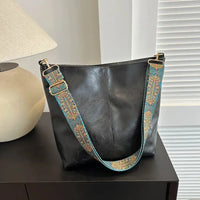 Sac cabas simili-cuir noir — vue de profil en situation