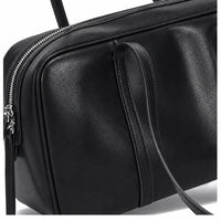 Sac cabas cuir rétro femme noir, détail de la texture du cuir
